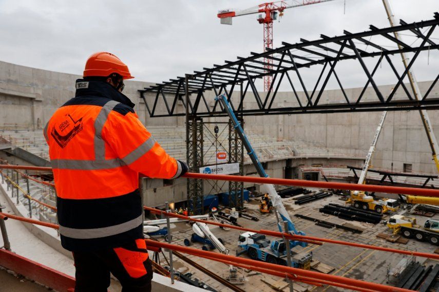 Un obrero observa la construcción de la Arena Porte de la Chapelle Arena, sede del bádminton y la gimnasia rítmica de los Juegos Olímpicos de París 2024, el lunes 23 de enero de 2023.