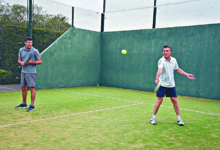 El presidente Mauricio Macri (d)&nbsp;jugando al pádel.