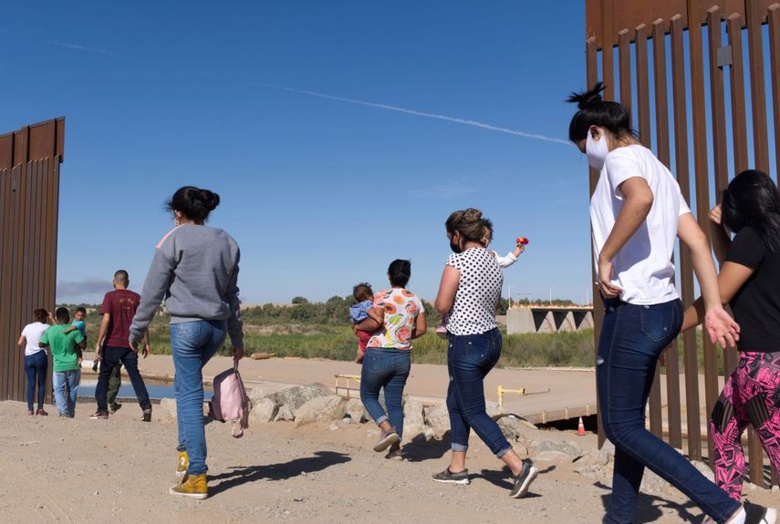 Migrantes cruzan la frontera en Yuma, Arizona. &nbsp;