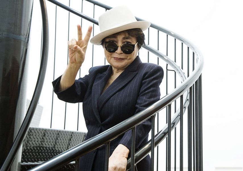 Yoko Ono saluda durante su exhibición To See The Sky en el Museum of Modern Arts en Nueva York. (REUTERS).&nbsp;