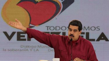 Rajoy envió la policía allá, a meter presos a 700 alcaldes de Cataluña. ¿Quién actúa como dictador?, cuestionó el presidente venezolano