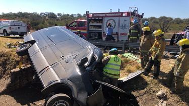 Personal de Protección Civil y Bomberos de Jalisco atendiendo a los heridos tras el accidente la furgoneta en la autopista León-Aguascalientes. &nbsp; &nbsp;