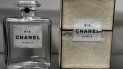 En esta foto de archivo tomada el 25 de septiembre de 2020, muestra una antigua botella de perfume Chanel N ° 5 exhibida durante la exposición Gabrielle Chanel, manifiesto de moda en el museo de moda Galliera Palais, en París. En esta foto de archivo tomada el 25 de septiembre de 2020, muestra una antigua botella de perfume Chanel N ° 5 exhibida durante la exposición Gabrielle Chanel, manifiesto de moda en el museo de moda Galliera Palais, en París.