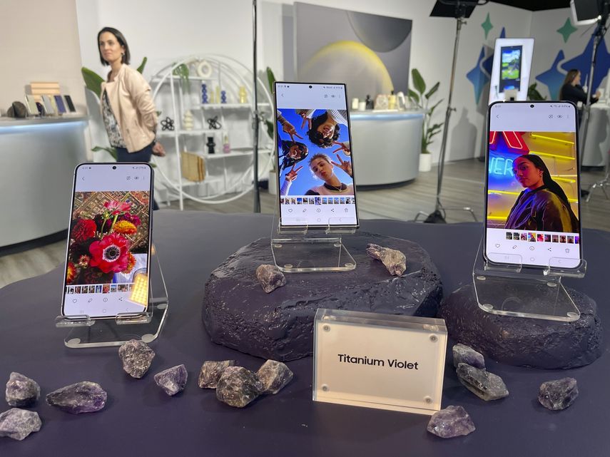 Varios modelos de teléfonos fabricados por Samsung en una tienda.