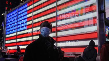 Varias personas ven los resultados de las elecciones en Times Square en Nueva York el 3 de noviembre de 2020.