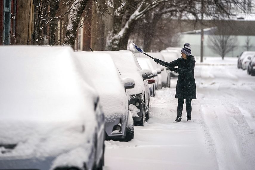 Emilia Emig retira la nieve de su automóvil en el vecindario North Side, en Pittsburgh, Pensilvania. 