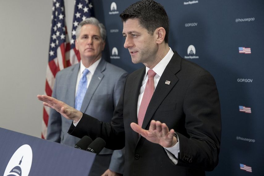 El presidente de la Cámara de Representantes estadounidense,&nbsp;Paul&nbsp;Ryan&nbsp;(d), y el líder de la mayoría conservadora de la Cámara, Kevin McCarthy (i), durante una rueda de prensa conjunta tras la reunión de los republicanos en el Capitolio en Washington, este 28 de marzo de 2017.&nbsp;