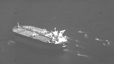 Esta imagen fija publicada por la Marina de Estados Unidos muestra el petrolero con bandera panameña Niovi rodeado por barcos de la Guardia Revolucionaria iraní en el Estrecho De Ormuz, el miércoles 3 de mayo de 2023.