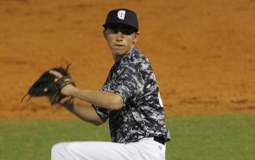 El Tiburón acompañado del entrenador puertorriqueño Mervyl Meléndez, Head Coach de los Hornets de Alabama State University y asistente del Equipo Nacional de Estados Unidos 17U, en los entrenamientos en Orange, California, la semana última. (CORTESÍA)