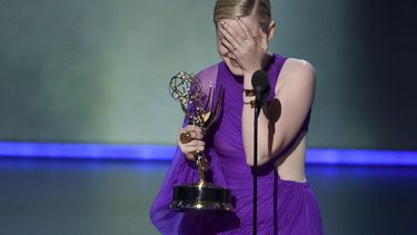 Julia Garner recibe el premio a mejor actriz de reparto en una serie de drama por Ozark en la 71&ordf; entrega de los Emmy el domingo 22 de septiembre de 2019 en el Microsoft Theater en Los Angeles.&nbsp;