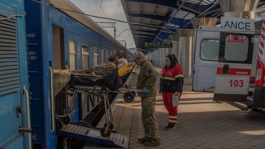 Imagen de archivo. Un soldado ucraniano herido es trasladado en camilla desde ambulancias a un tren de evacuación militar que transporta a militares ucranianos heridos en zonas de primera línea a hospitales, en un lugar no revelado.&nbsp;