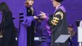 Taylor Swift recibe un doctorado honorario durante la ceremonia de graduación de la Universidad de Nueva York en el Yankee Stadium, el miércoles 18 de mayo de 2022.