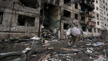 Un vecino recoge sus pertenencias en un bloque de apartamentos atacado por artillería en Kiev, Ucrania, el lunes 14 de marzo de 2022.&nbsp;