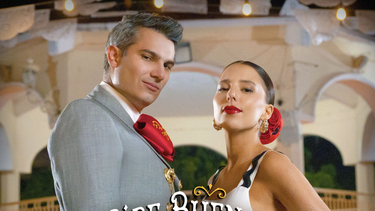 Los cantantes Pipe Bueno y Majo Aguilar presentan el tema Bailar contigo en versión mariachi.