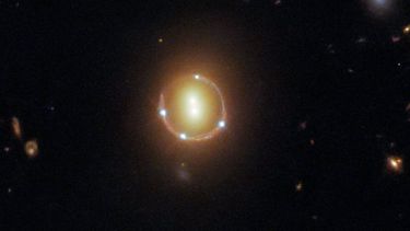 Hubble capta un efecto cósmico de visión quíntuple