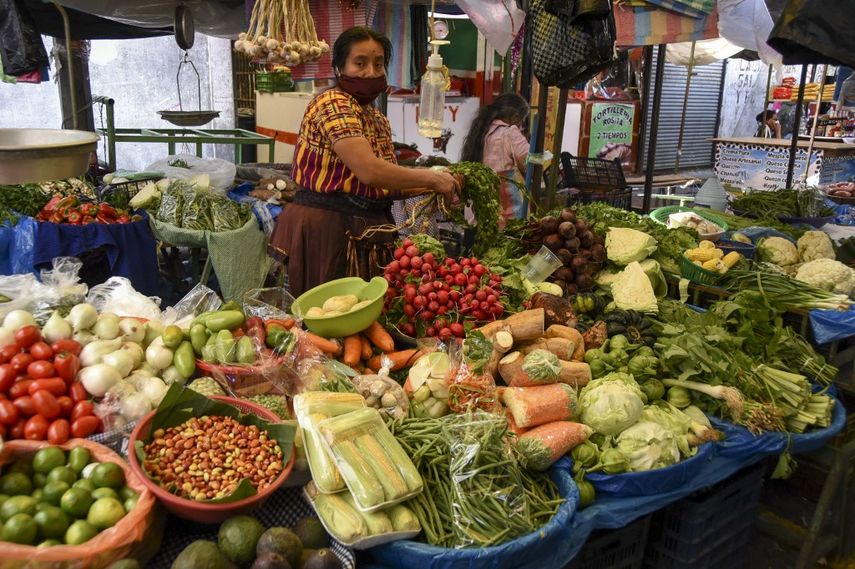 Una mujer vende verduras en el mercado de Guarda en la Ciudad de Guatemala el 13 de enero de 2021.