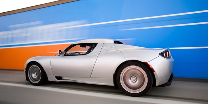 Coche eléctrico deportivo Tesla Roadster, tiene una bateria de litio-ion que le da una autonomía de casi 400 kilómetros. (Foto EFE)