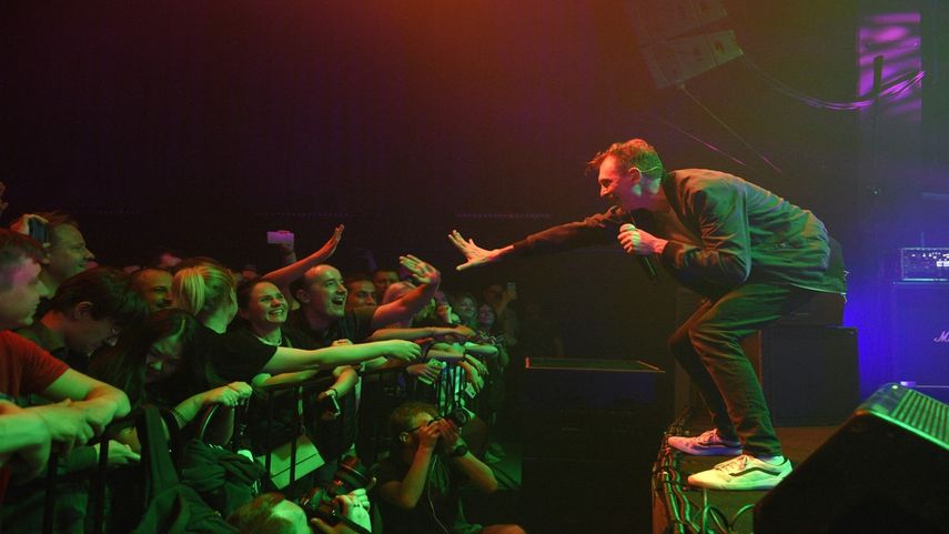 El rockero punk ruso Vladimir Kotlyarov, vocalista de la banda Pornofilmy, se presenta durante un concierto en Ereván el 12 de mayo de 2023. Conflicto en Ucrania divide a los cantantes rusos.