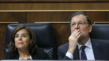 El presidente del Gobierno en funciones, Mariano&nbsp;Rajoy, y su vicepresidenta, Soraya Sáenz de Santamaría, durante la tercera sesión del debate de investidura&nbsp;