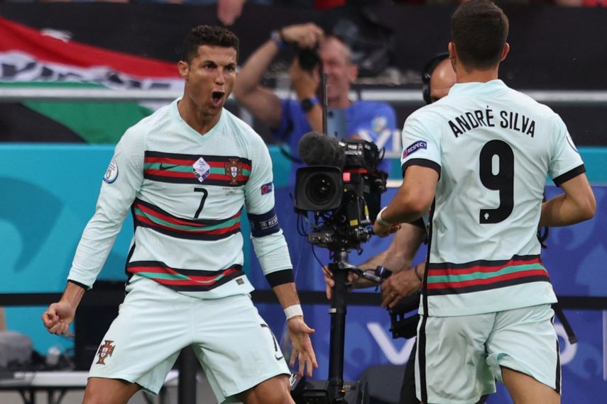 El delantero portugués Cristiano Ronaldo celebra tras notar el segundo gol de su equipo durante el partido de fútbol del Grupo F de la UEFA EURO 2020