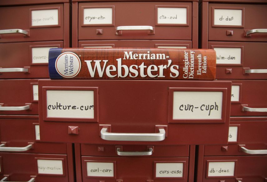 Un diccionario Merriam-Webster sobre un cajón de citas en las oficinas de la editorial del diccionario en Springfield, Massachusetts. Auténtico es la palabra del año 2023 según Merriam-Webster
