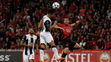 El defensa de Alliance Lima Ricardo Lagos encabeza el balón junto al delantero brasileño del Athletico Paranaense Vitor Roque durante el partido de fútbol de vuelta de la fase de grupos de la Copa Libertadores entre el Athletico Paranaense y Perú en el estadio Arena da Baixada en Curitiba, Brasil, el 27 de junio de 2019. FC Barcelona logra firmar al atacante por cinco años&nbsp; &nbsp;