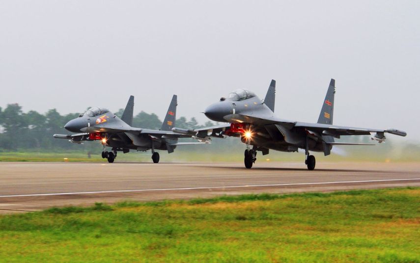 Dos aviones de combate Su-30 chinos despegan de una base no especificada para patrullar el Mar de la China Meridional.&nbsp;