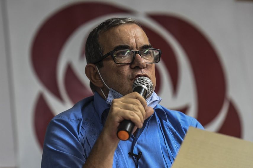 Rodrigo Londoño alias Timochenko habla durante la Segunda Asamblea Nacional Extraordinaria del Partido Político Guerrillero Ex FARC, en Medellín, Colombia el 24 de enero de 2021. Durante esta asamblea los ex guerrilleros decidieron cambiar el nombre de su partido político de FARC a  Comunes Comunes.