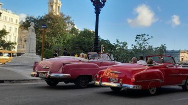 Autos clásicos se pasean por La Habana.&nbsp;DIARIO DE CUBA
