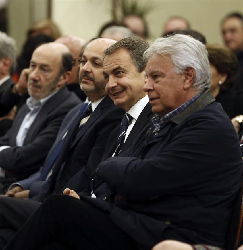 Los expresidentes del Gobierno español José Luis Rodríguez Zapatero (2d) y Felipe González (d). Foto EFE