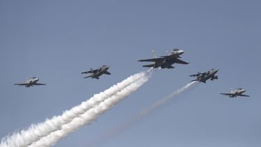 Imagen referencial de un avión Sukhoi Su-30, en el centro, que vuela en formación con otras aeronaves durante los ensayos previos a Aero India 2021 en la base aérea de Yelahanka en Bangalore, India, el martes 2 de febrero de 2021.&nbsp;