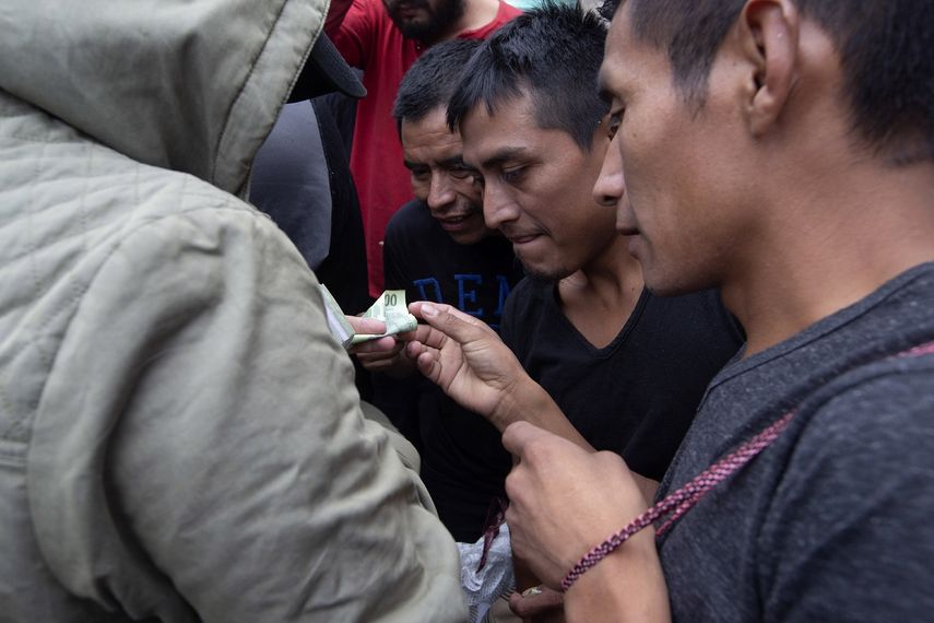 Hombres guatemaltecos que fueron deportados de EEUU llegan a una base de la fuerza aérea de Guatemala el 16 de julio del 2019. 
