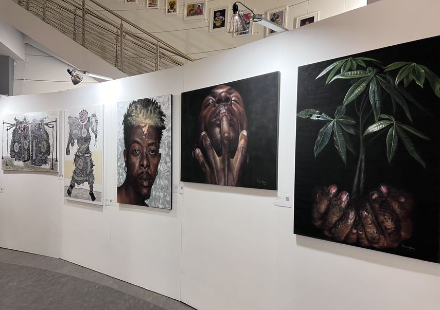 Varias piezas de la exhibición de AfriKin Art Fair.