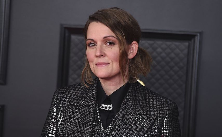 La cantante y compositora de los géneros como el pop, rock y country alternativo Brandi Carlile llega a la ceremonia de los Grammy 2021.&nbsp;