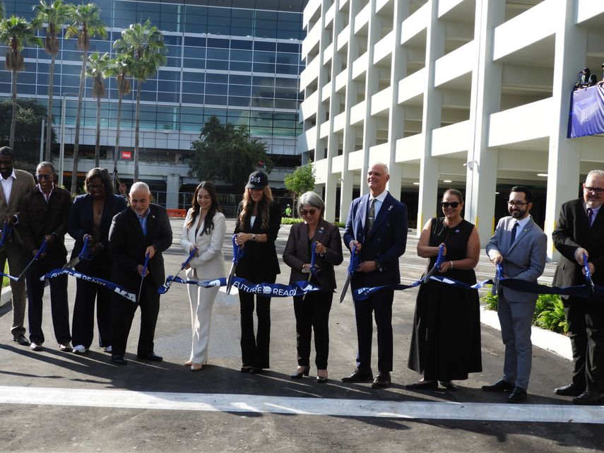 Daniella Levine Cava, alcaldesa de Miami-Dade, junto Ralph Cutie , director de MIA, y otros funcionarios locales inauguran nuevo parking en el aeropuerto de Miami. 