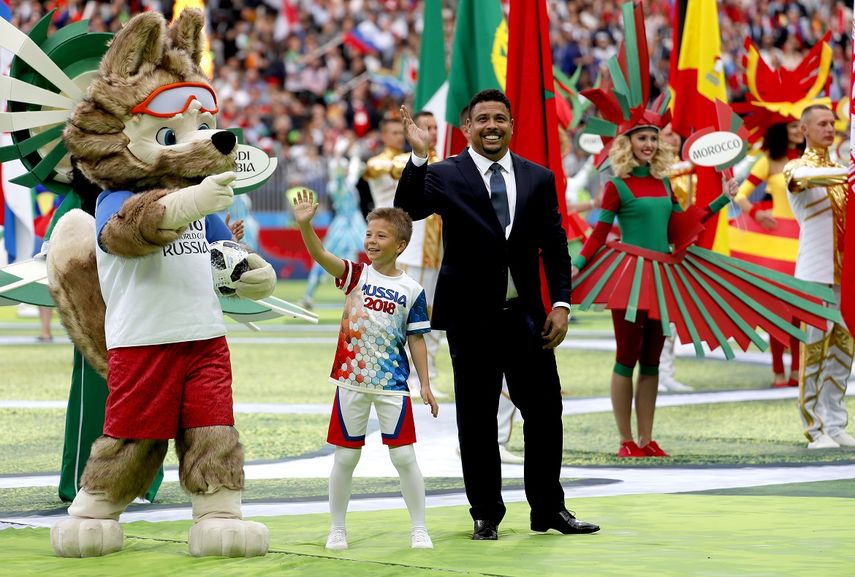 El brasileño Ronaldo agita su mano durante la ceremonia de apertura antes del partido de la Copa Mundial de la FIFA 2018.&nbsp;