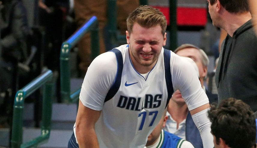El esloveno Luka Doncic, de los Mavericks de Dallas, se lamenta tras sufrir una lesi&oacute;n en el partido del s&aacute;bado 14 de diciembre de 2019, ante el Heat de Miami&nbsp;