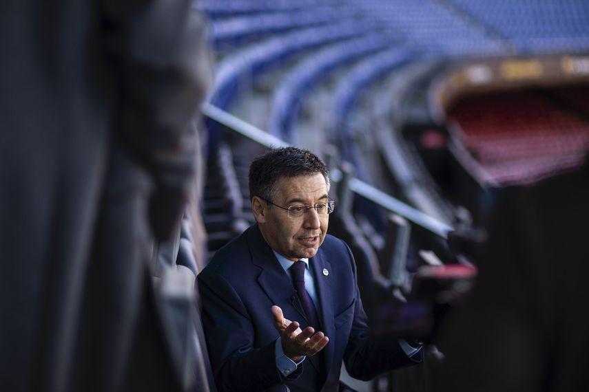 En esta foto del viernes 8 de noviembre de 2019, el presidente del Barcelona Josep Bartomeu durante una entrevista con The Associated Press en el estadio Camp Nou de Barcelona.