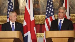 El ministro británico de Defensa, Michael Fallon (d), junto al Secretario de Defensa estadounidense, James Mattis, durante la rueda de prensa tras su reunión en la Lancaster House.
