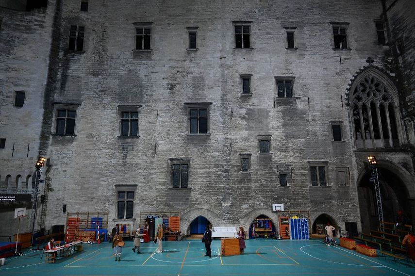 Los actores actúan en el escenario del Palais des Papes durante un ensayo general para la obra Welfare de la directora francesa Julie Deliquet. La artista brasileña Carolina Bianchi presentó en la 77º entrega del Festival Internacional de Teatro de Avignon su obra &nbsp;A Noiva e o Boa Noite Cinderela.