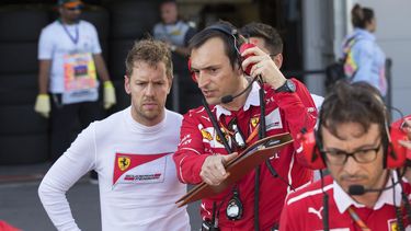 Vetell escucha a un miembro del equipo de pits de Ferrari mientras cumple la sanción impuesta en el Gran Premio de Bakú.&nbsp;