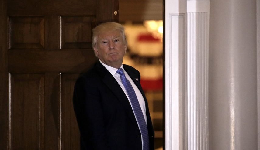 Donald&nbsp;Trump, en noviembre de 2016, cuando el 46 % de los encuestados tenía una opinión algo favorable o muy favorable de él, mientras que el 12 % tiene una visión un poco desfavorable y un 34 % una opinión muy desfavorable del millonario neoyorquino.&nbsp;