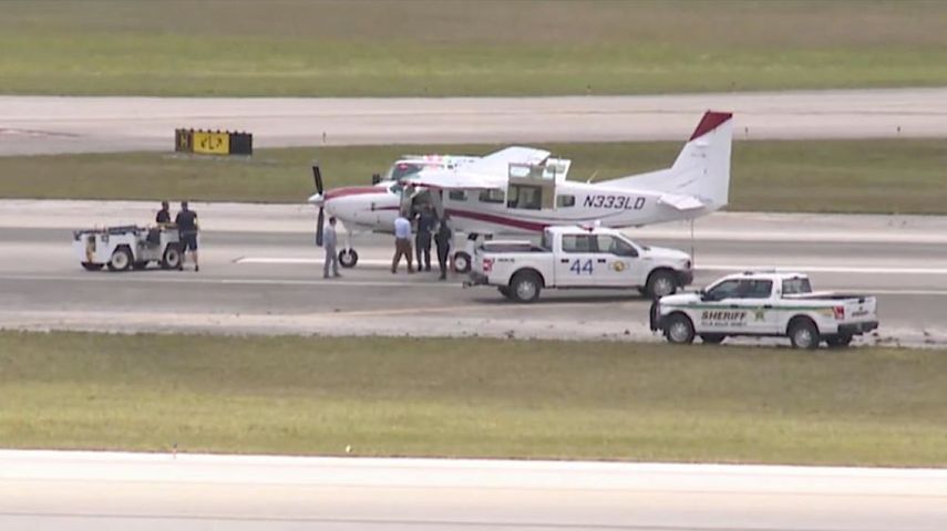 En esta toma de un video de WPTV se ve a personal de emergencia junto a un avión Cessna, en el Aeropuerto Internacional de Palm Beach, Florida. ARCHIVO. &nbsp;