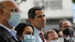 Flanqueado por miembros del partido, el líder opositor venezolano Juan Guaidó, en el centro, durante una conferencia de prensa, un día después de las elecciones parlamentarias, en Caracas, Venezuela, el lunes 7 de diciembre de 2020. Guaidó rechazó los resultados de las elecciones del domingo en las que el gobierno El presidente Nicolás Maduro declaró la victoria en unas elecciones en las que la Unión Europea dijo que no cumplía con los estándares democráticos y no podía considerarse creíble.
