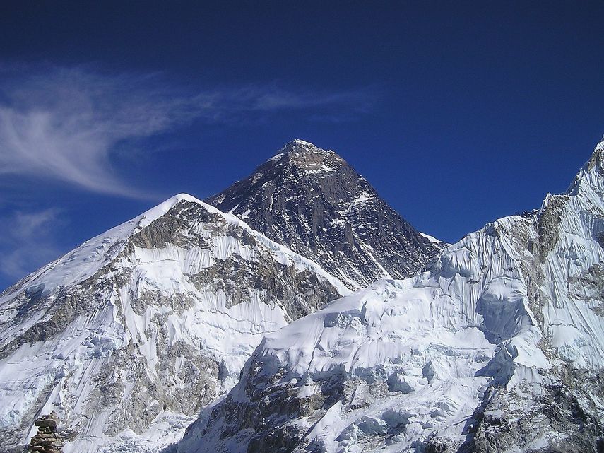 Tres alpinistas desaparecidos tras avalancha en el Everest