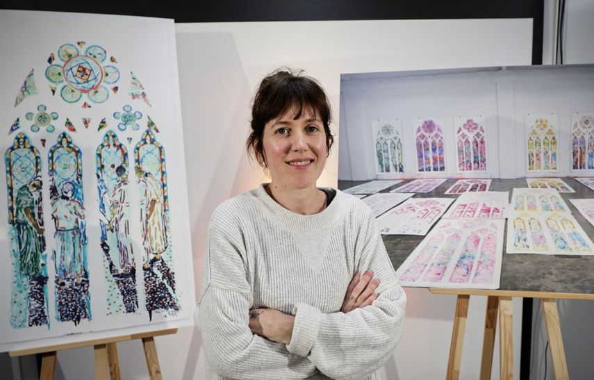 La artista francesa Claire Tabouret posa tras una rueda de prensa tras ganar con el Atelier Simon-Marq la selección para crear nuevas vidrieras en seis capillas de la nave sur de la catedral de Notre-Dame de París, en París, el 18 de diciembre de 2024.&nbsp;