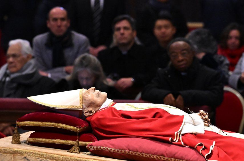 El cuerpo inerte de Benedicto XVI descansa.&nbsp;