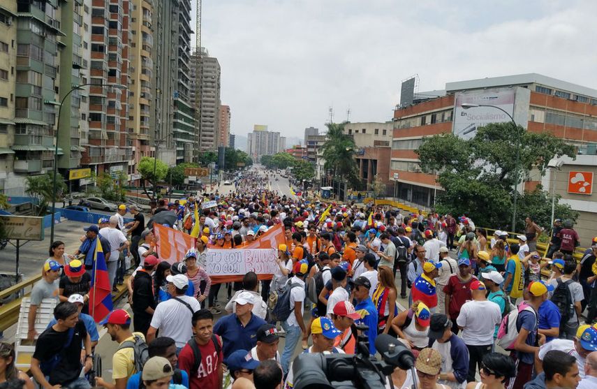 El primer vicepresidente del Parlamento venezolano, exhortó a la población a mantenerse unidos para movilizarse al punto central de su Estado.