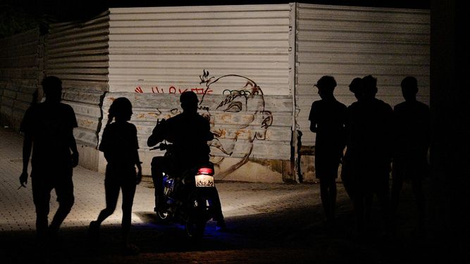 &nbsp;Una silueta de personas se recorta contra la luz de una motocicleta durante el segundo día del apagón nacional en La Habana el 19 de octubre de 2024.