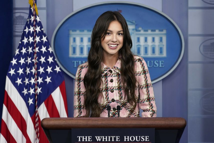 La cantante pop Olivia Rodrigo participa en la conferencia de prensa de la Casa Blanca el miércoles 14 de julio de 2021 en Washington. Rodrigo estaba en la Casa Blaca para filmar un anuncio para promover la vacunación contra el COVID-19 entre los jóvenes.